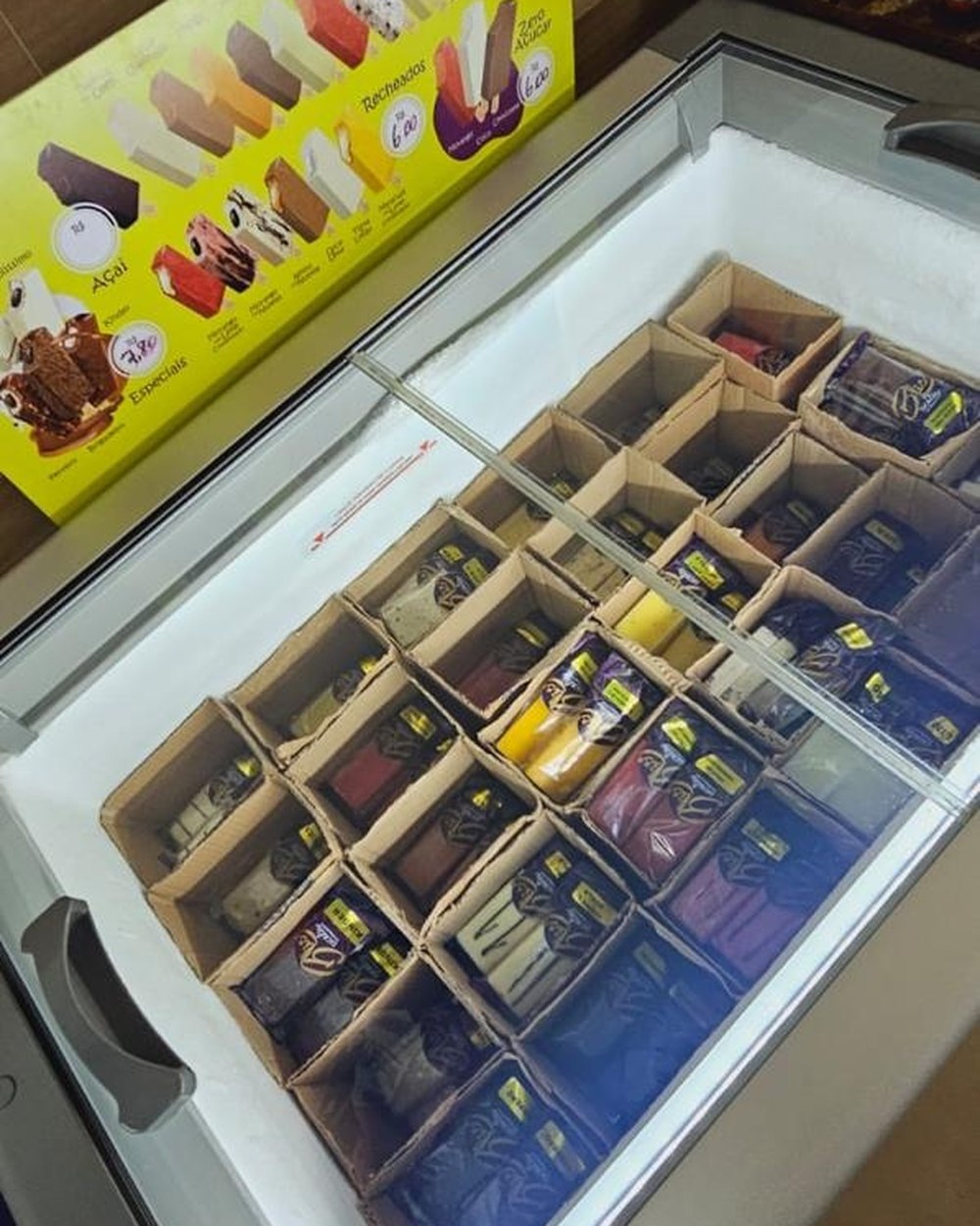 Freezer Bliss aberto num ponto parceiro, com as caixas de cada sabor organizadas